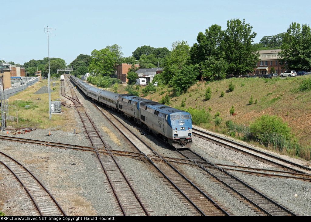 AMTK 76 leads train P092-17 northbound